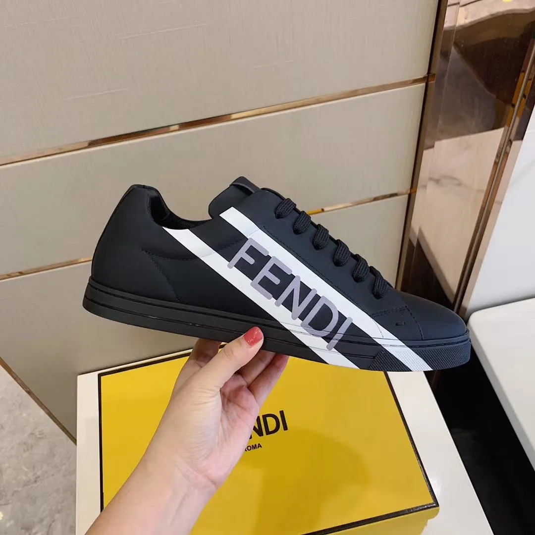 ¥420 Sun]FENDI Classic comfort for men, this sophisticated sneaker is handcrafted from soft calfskin. Mesh inner surface, ultra-light rubber material and rough outsole. This unique thin style is suitable for the casual and exquisite sensibility of this season. It is comfortable and natural on the feet. It is an everyday style for casual travel in autumn and winter! 38/45
